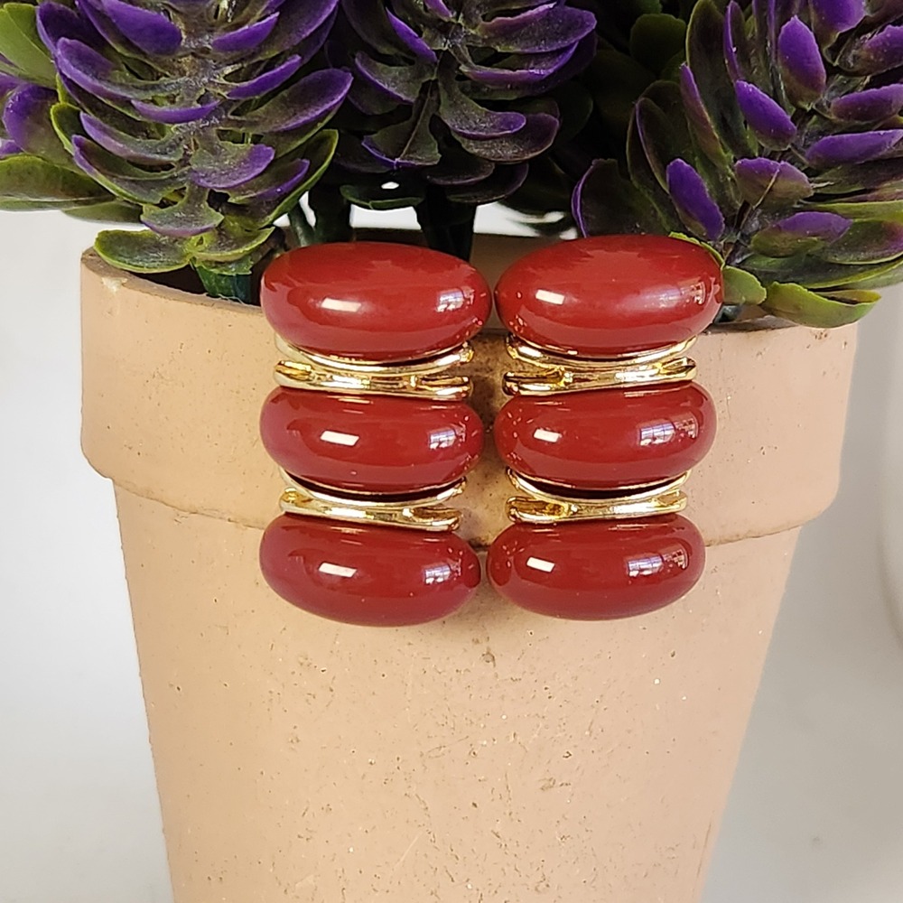 Gold Tone Triple Tier Marbled Red Resin Oval Post Earrings Modernist 1.25"